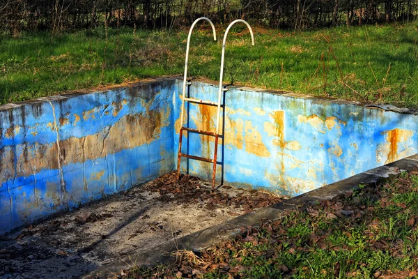 Ржавый бассейн — стоковое фото