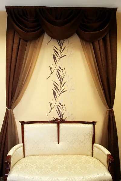 Sofá y cortina — Foto de Stock