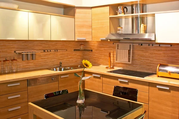 Светлая деревянная кухня — стоковое фото
