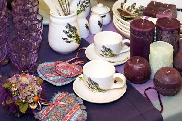 紫の食卓用食器類 — ストック写真