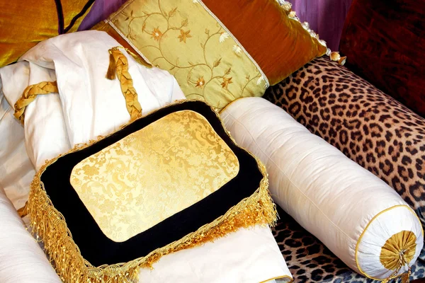Travesseiros dourados — Fotografia de Stock