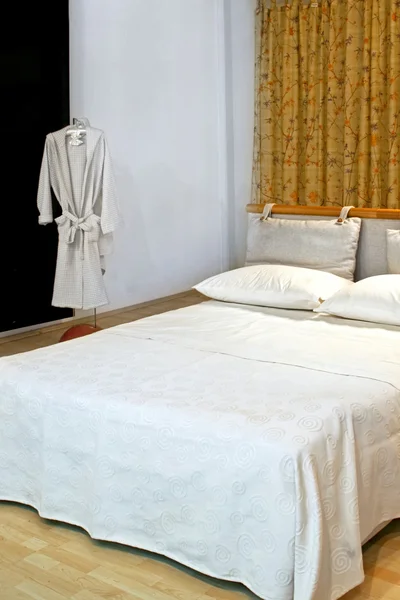 Badjas en bed — Stockfoto