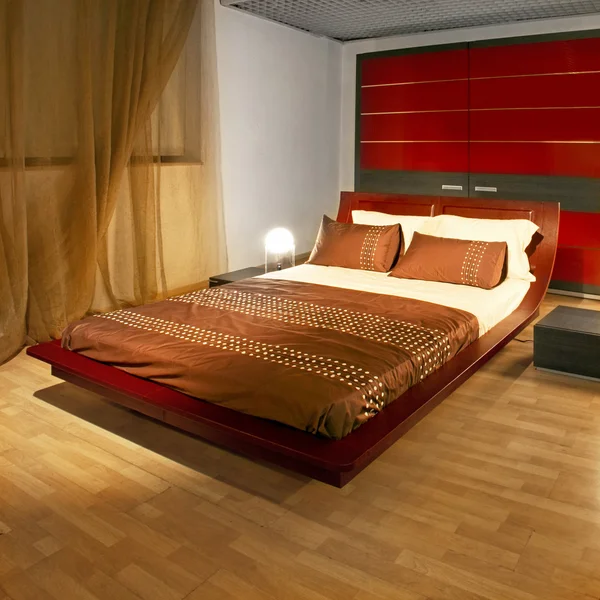 Спальня в червоний колір — стокове фото