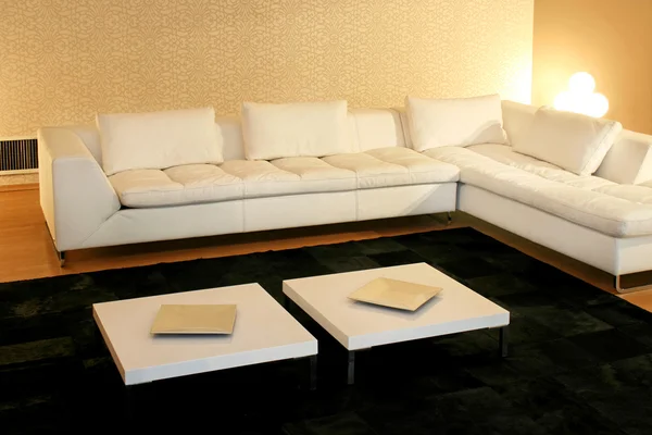 Gran sofá blanco — Foto de Stock