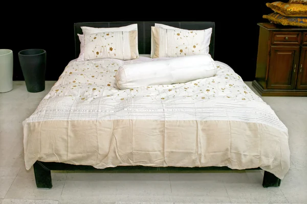 Manželská postel — Stock fotografie