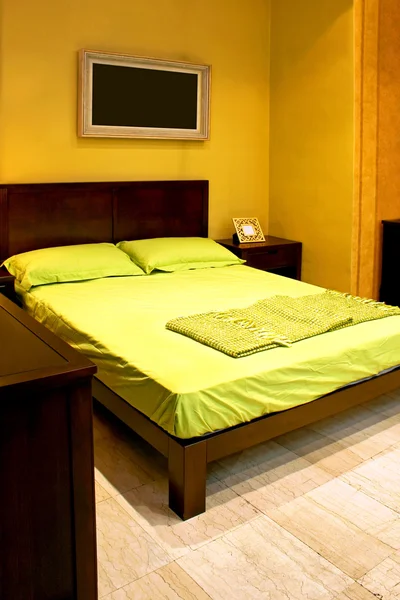 Двуспальная зеленая кровать — стоковое фото