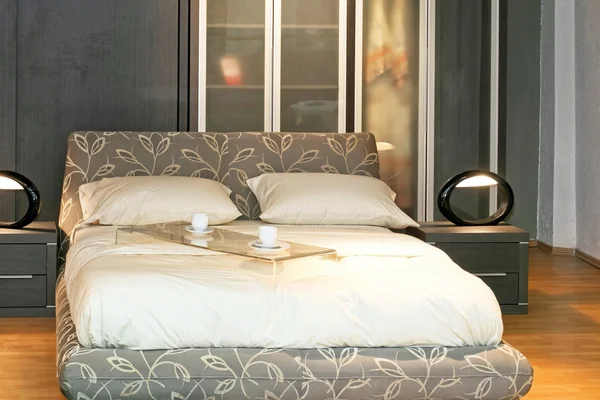 Современная двуспальная кровать — стоковое фото