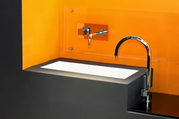 Orangefarbenes Waschbecken — Stockfoto