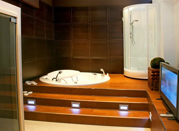 Ванна кімната з телебаченням — стокове фото