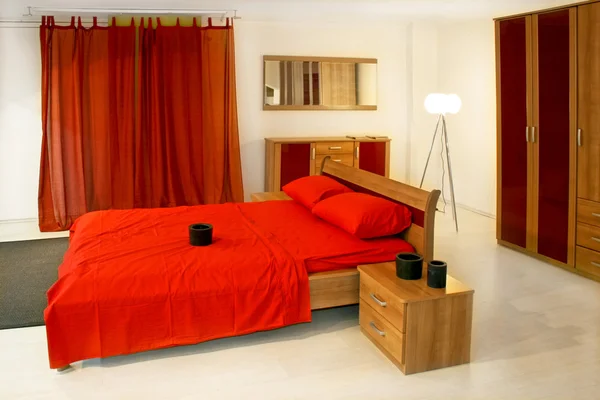 Большая красная кровать — стоковое фото