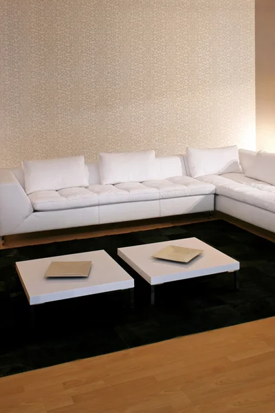 Großes weißes Sofa — Stockfoto