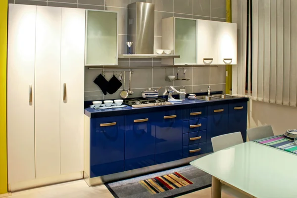 Balcão de cozinha azul — Fotografia de Stock