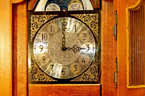 Старий дерев'яний годинник — стокове фото