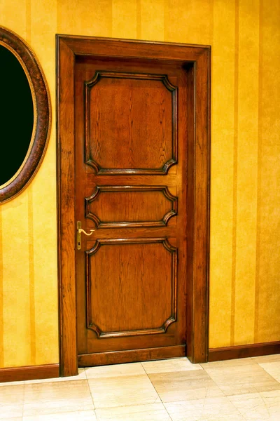 Stare drewniane drzwi — Zdjęcie stockowe
