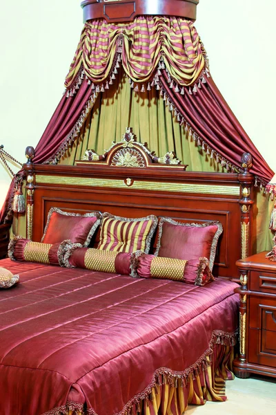 Königliches Bett — Stockfoto