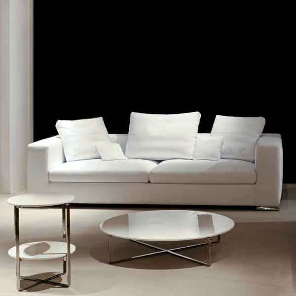 Sofa i stół — Zdjęcie stockowe