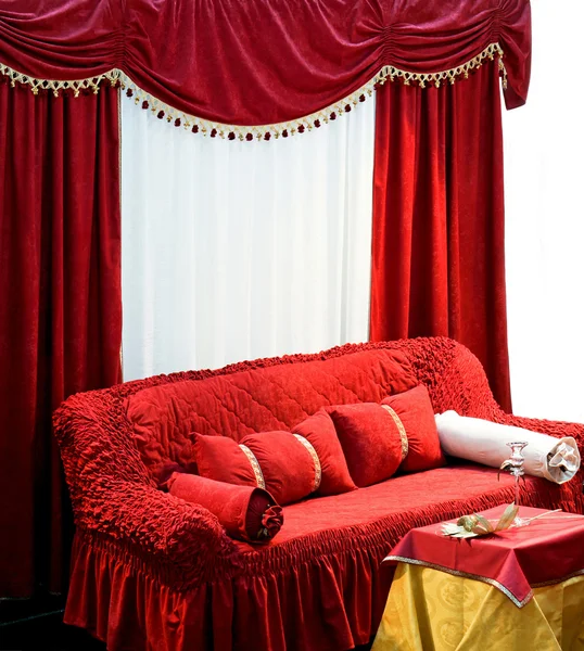 Sofa mit Vorhängen — Stockfoto