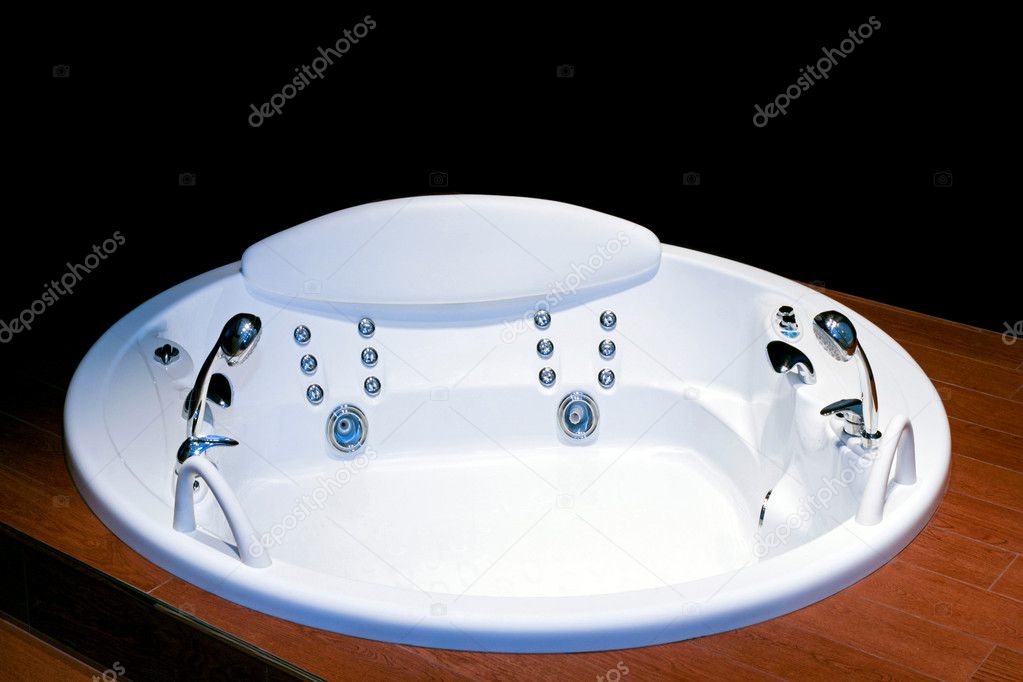 Round bathtub
