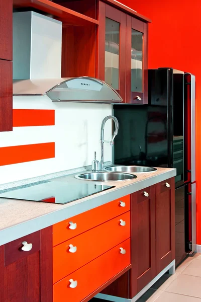 Красный цвет кухни — стоковое фото