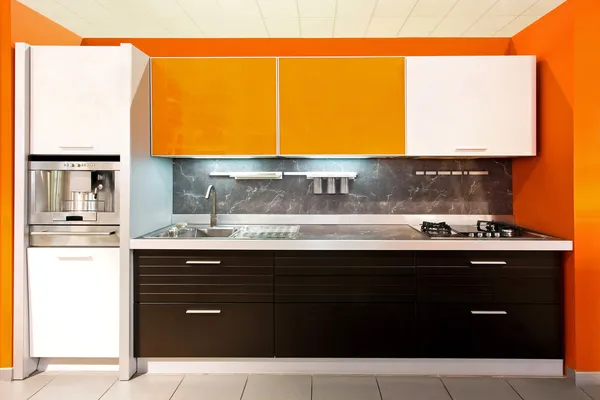 Cozinha laranja grande — Fotografia de Stock