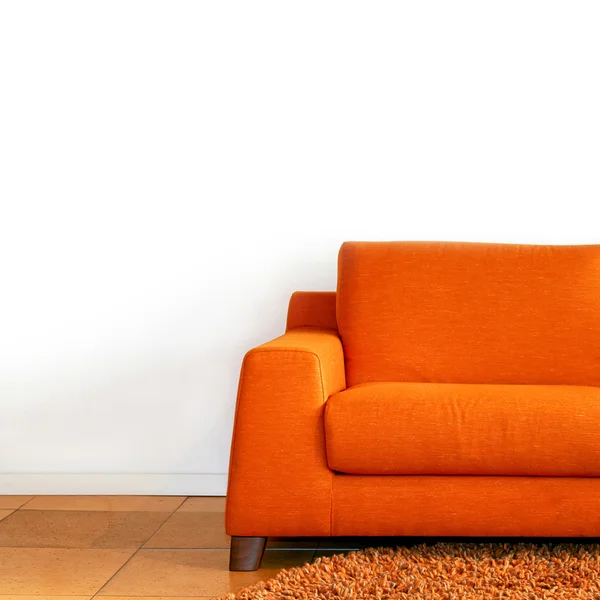 Помаранчевий диван — стокове фото