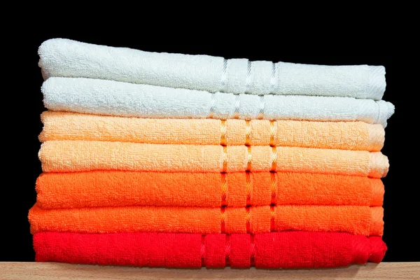 Ręczniki na półce — Zdjęcie stockowe