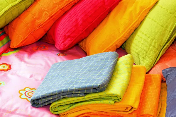 Roupa de cama colorida — Fotografia de Stock