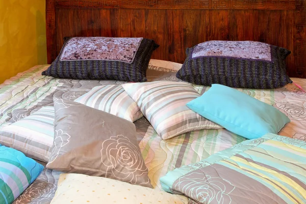Двуспальная кровать — стоковое фото
