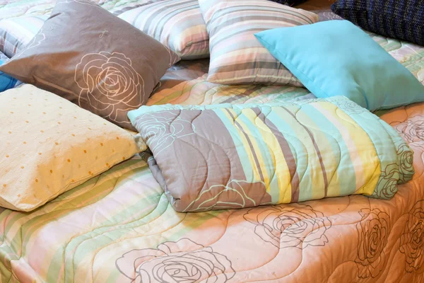 Подушки и одеяло — стоковое фото