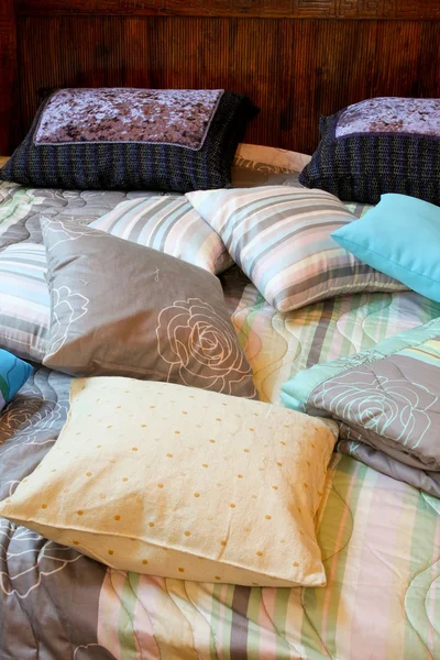 Travesseiros na cama — Fotografia de Stock