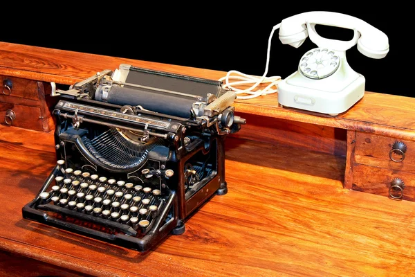Schrijfmachine en telefoon — Stockfoto