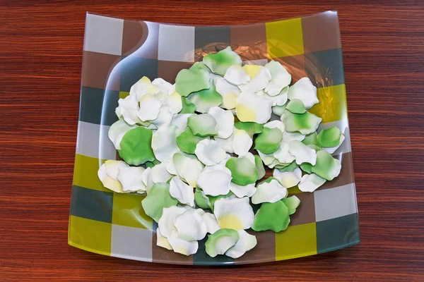 Plate with petals — Stock Photo, Image