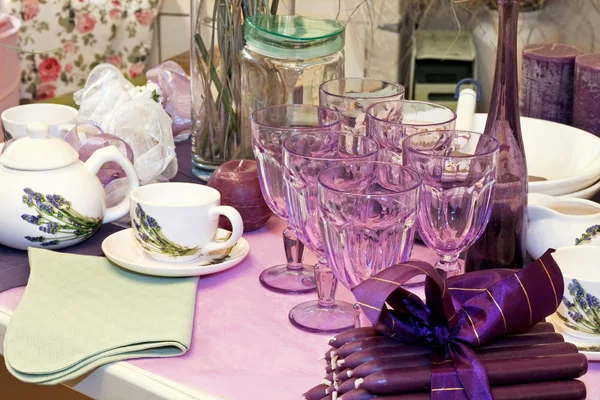 Фиолетовый стол — стоковое фото