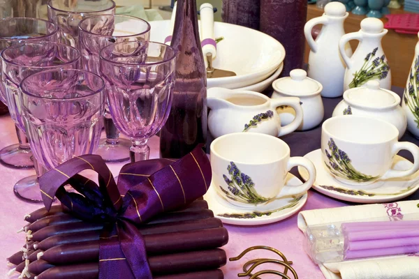 紫の食卓用食器類 — ストック写真