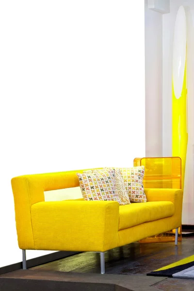 Sofá amarelo — Fotografia de Stock