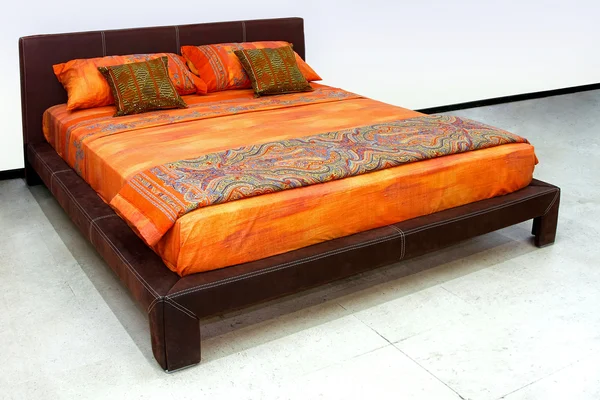 Оранжевая кровать Лицензионные Стоковые Изображения
