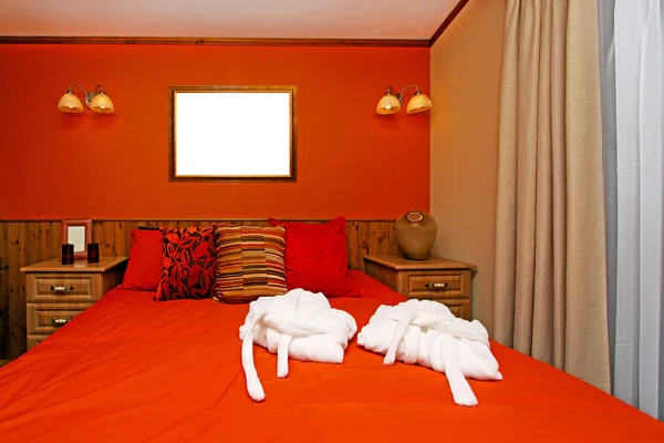 Kırmızı duvar yatak odası — Stok fotoğraf
