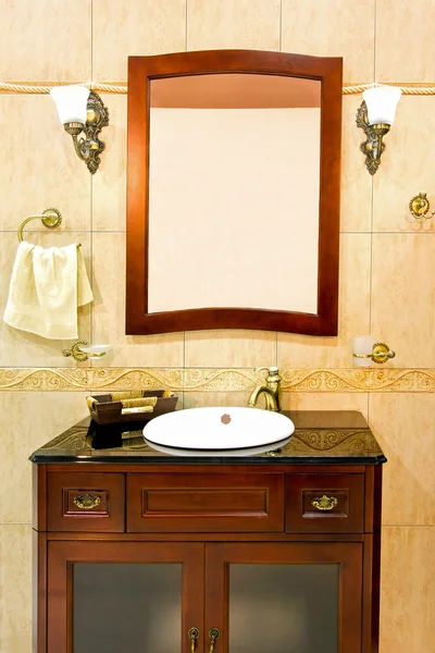 Klassisches Waschbecken im Badezimmer — Stockfoto