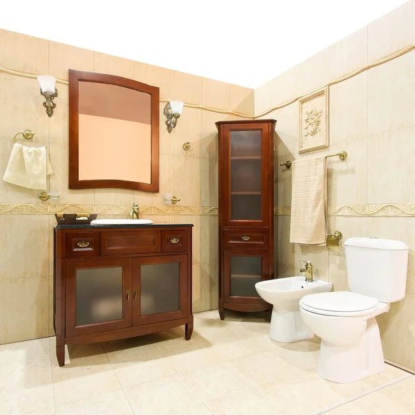 Ванная комната классического стиля — стоковое фото