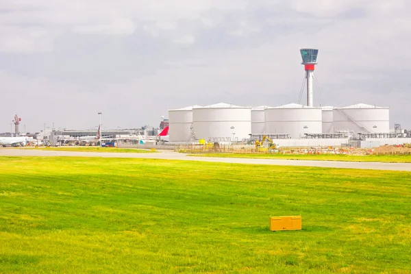 Treibstofftank am Flughafen — Stockfoto