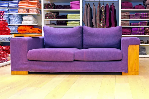Paarse sofa — Stockfoto