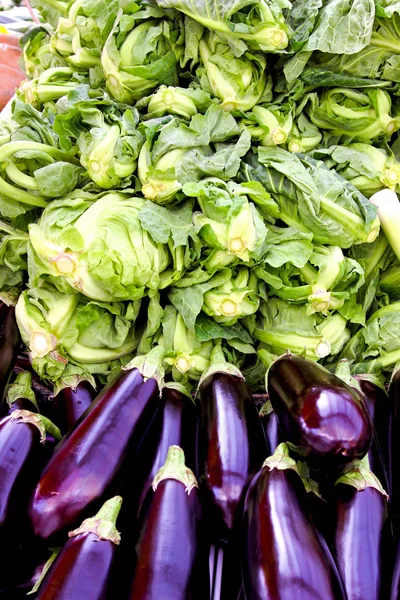 Auberginen und Salat — Stockfoto