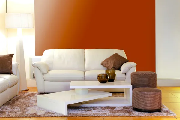 Moderne gezellige woonkamer met lake view en witte lederen sofa ... Gezellige woonkamer living rooms