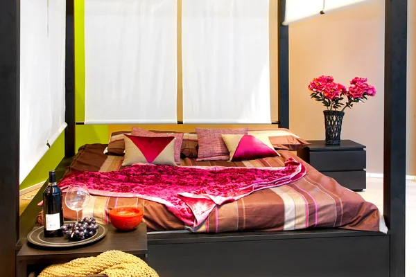 Балдачинская кровать — стоковое фото