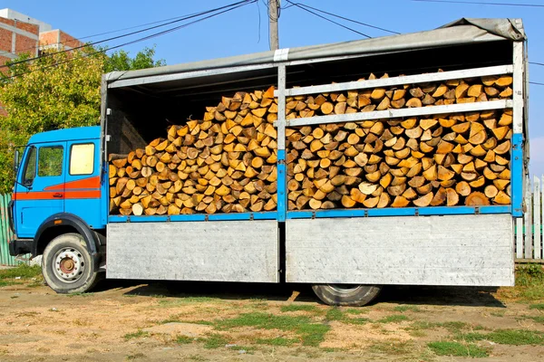 Kamion na dřevo — Stock fotografie