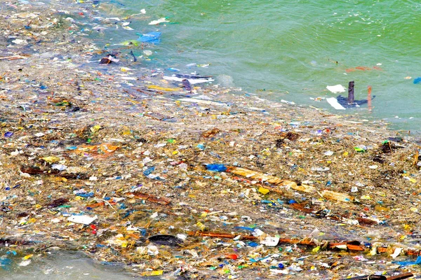 Плавающий мусор — стоковое фото