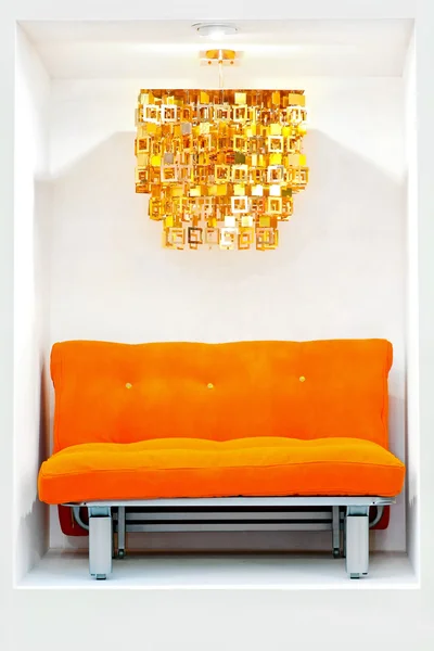 Oranssi sohva — kuvapankkivalokuva