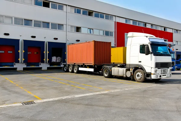 Перевезення вантажів у контейнерах — стокове фото