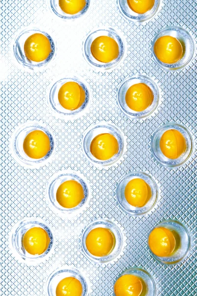 Желтые таблетки фольги — стоковое фото