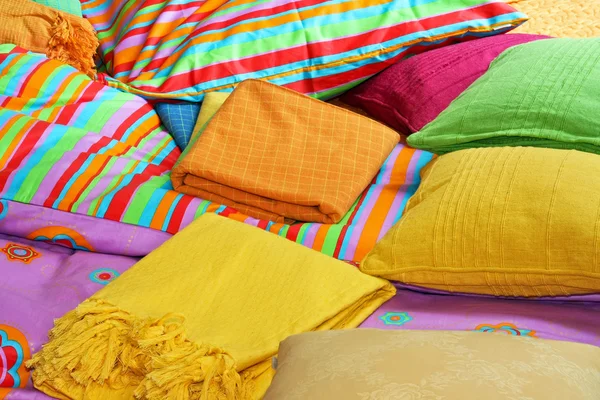 Постельное белье и подушки — стоковое фото